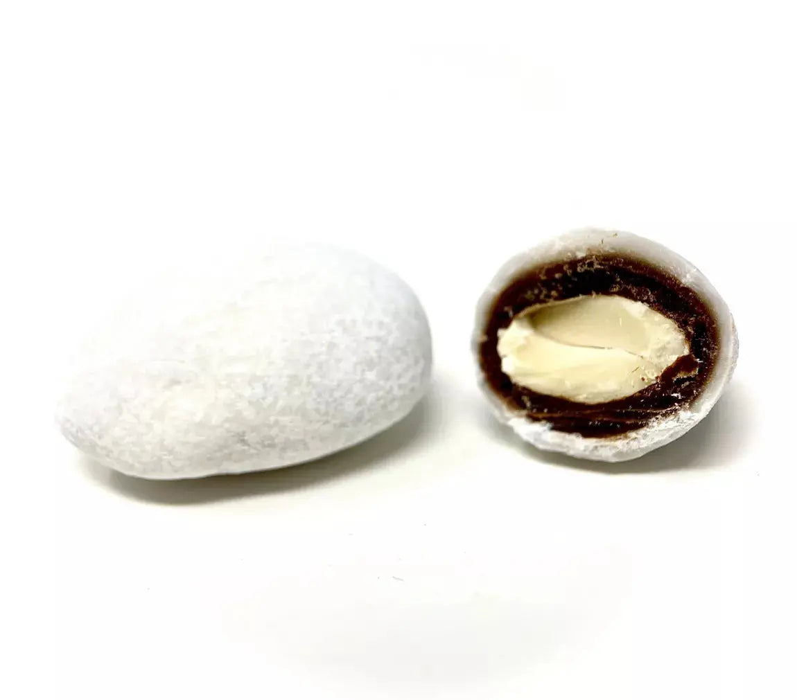Amande croquante enrobée de chocolat noir et dragéifiée dans une coque de sucre, mariage entre croquant et intensité chocolatée. Bio