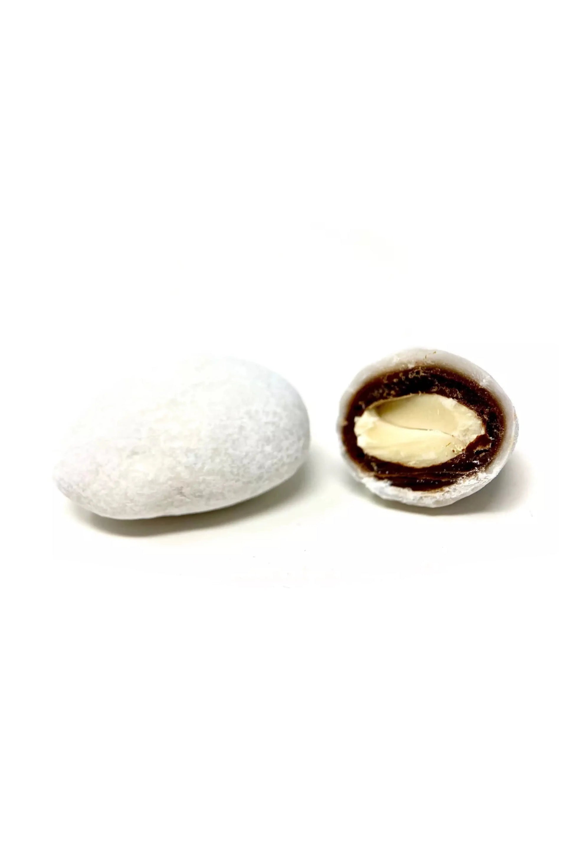 Amandes bio torréfiées enrobées de chocolat noir et au lait, dragéifiées avec une fine coque de sucre blanc