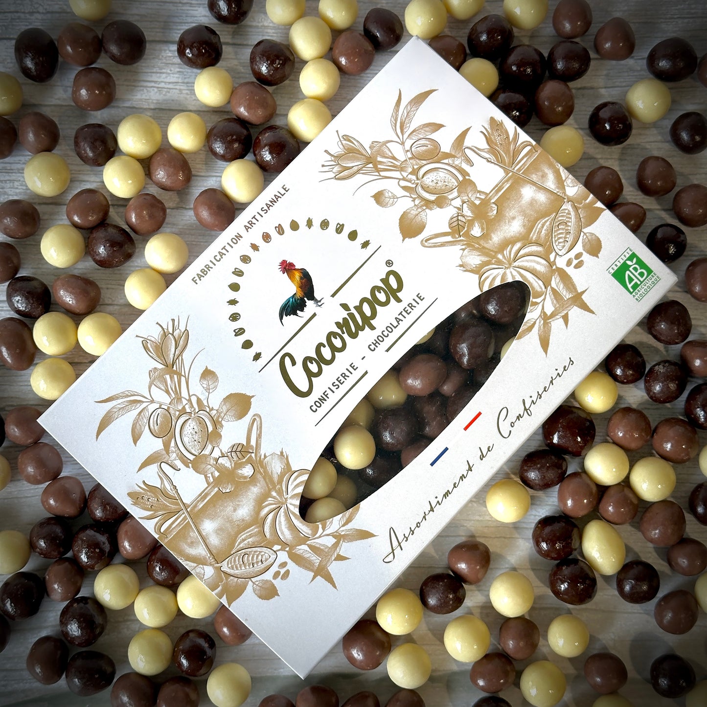 Noisettes bio enrobees de trois chocolats artisanaux, creation gourmande Cocoripop fabriquee en France