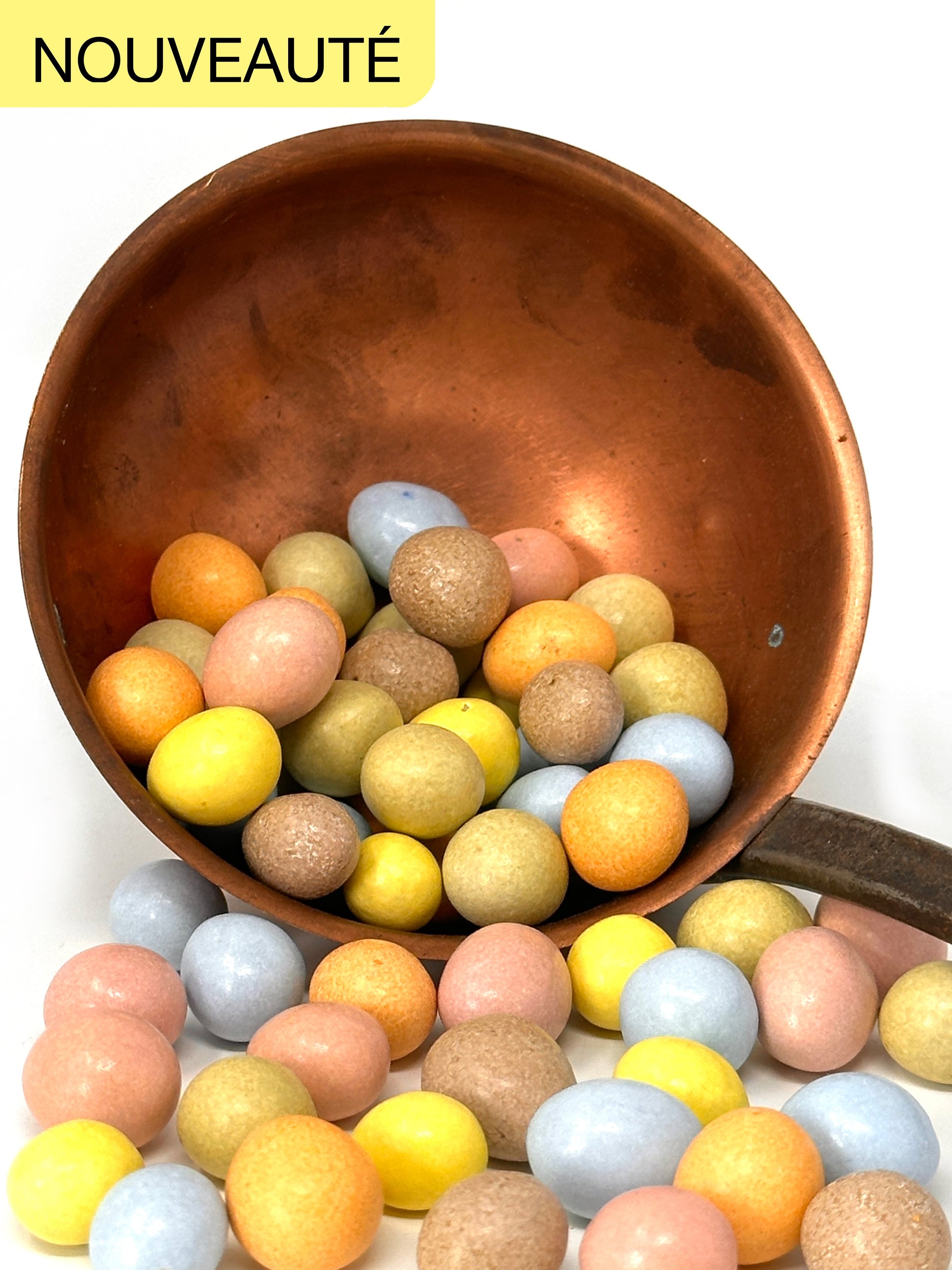 Mélange de Coq’n Choc en vrac, cacahuètes torréfiées enrobées de chocolat bio et dragéifiées en six couleurs naturelles.