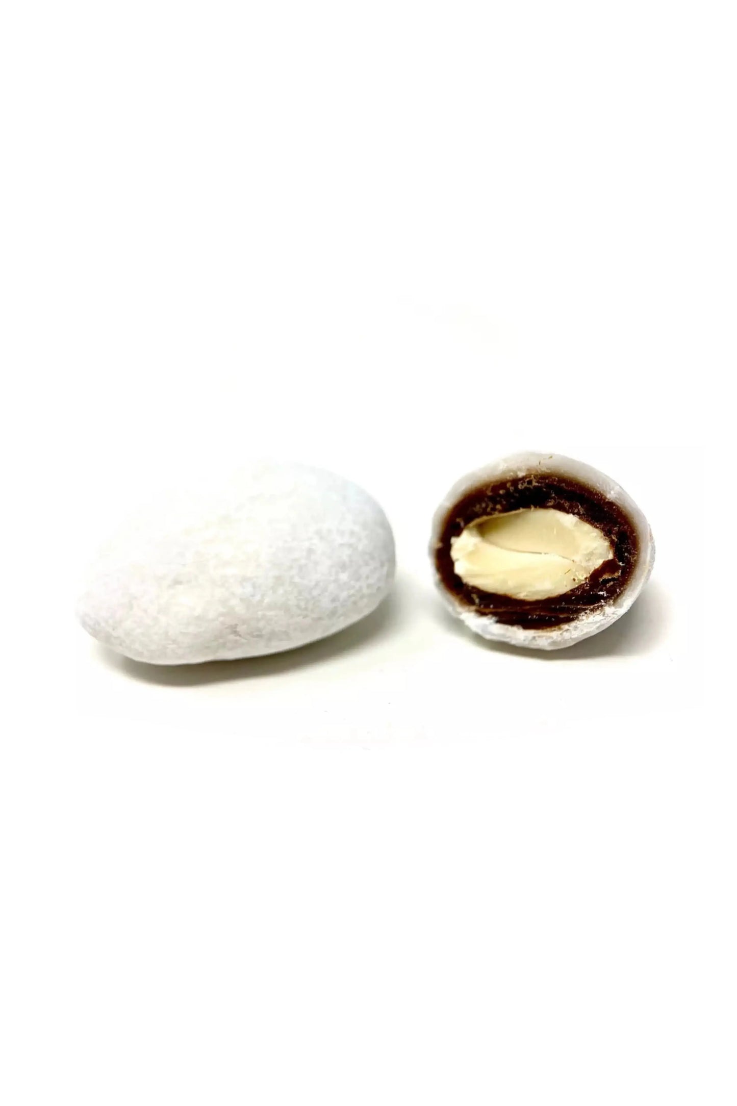Boîte de L’Amande des Neiges Bio par Cocoripop, avec présentation élégante des amandes dragéifiées au chocolat bio