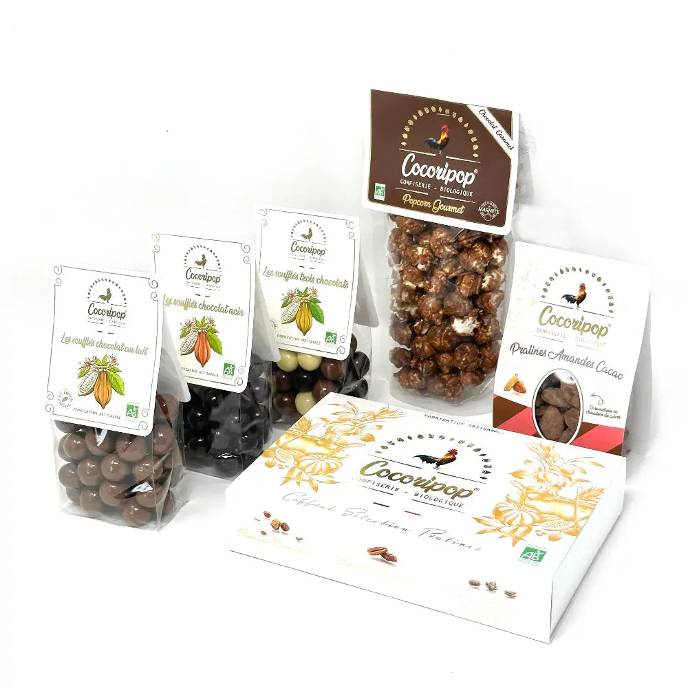 Le Pack Tout Choco + Coffret Pralines Bio ! – assortiment gourmand comprenant popcorn chocolat caramel, soufflés chocolat noir, lait et trois chocolats, pralines amandes cacao et un coffret sélection pralines, présenté sur fond blanc. bio