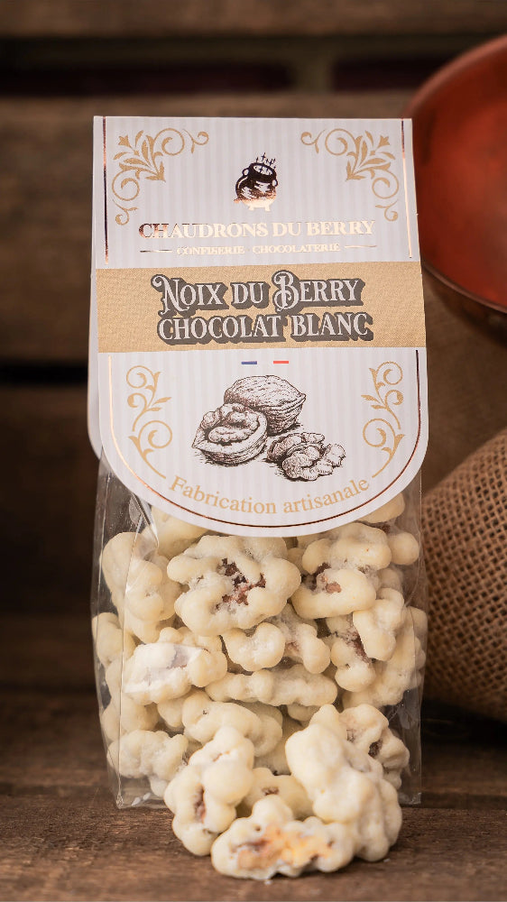 Noix du Berry au Chocolat Blanc – une alliance parfaite entre le croquant des noix torréfiées et la douceur veloutée du chocolat blanc, sublimée par un savoir-faire artisanal issu des traditions du Berry. Une mise en scène envoûtante et gourmande. bio