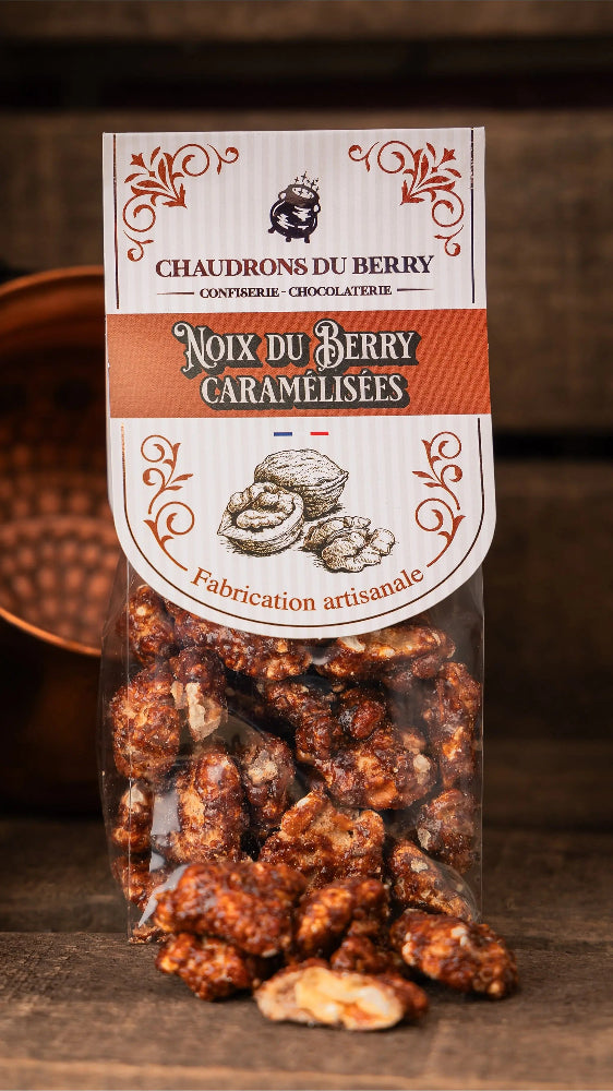 Noix du Berry Caramélisées – une confiserie d’exception mêlant le croquant des noix torréfiées et la douceur du caramel, sublimée par un savoir-faire artisanal issu des légendes du Berry. Une mise en scène gourmande et envoûtante. bio