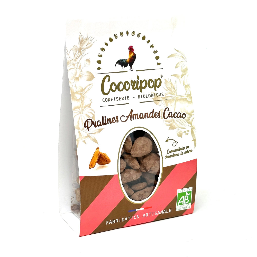 Pralines Amandes Cacao Bio – amandes bio torréfiées, enrobées d’une fine coque de sucre caramélisé, puis sublimées par un enrobage de cacao pur, une confiserie artisanale raffinée, présentée sur fond blanc. bio
