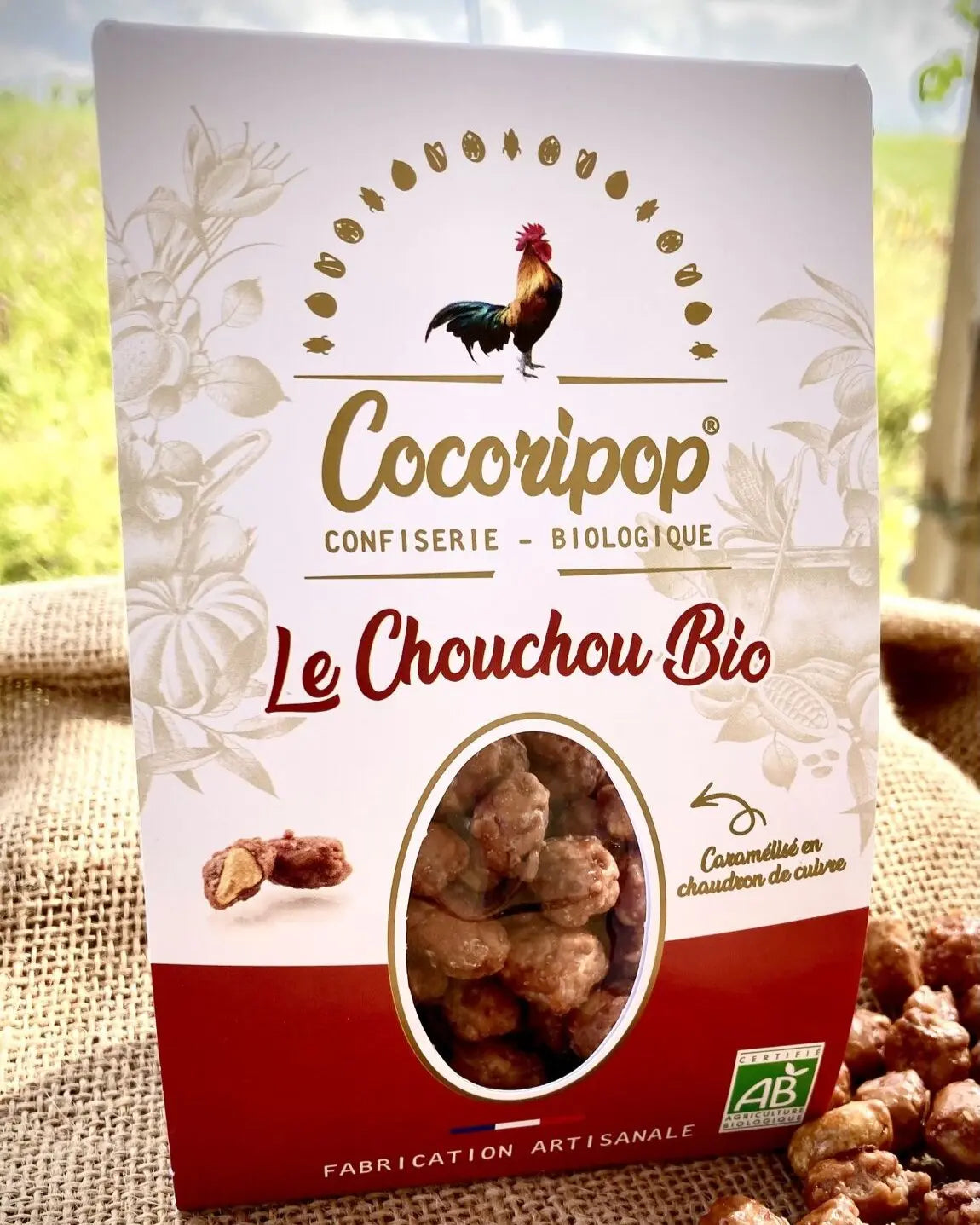Pralines Cacahuètes Bio – une confiserie croustillante et fondante, mariant la richesse des cacahuètes torréfiées à la douceur du caramel doré. Une mise en scène appétissante pour un plaisir sucré irrésistible. bio