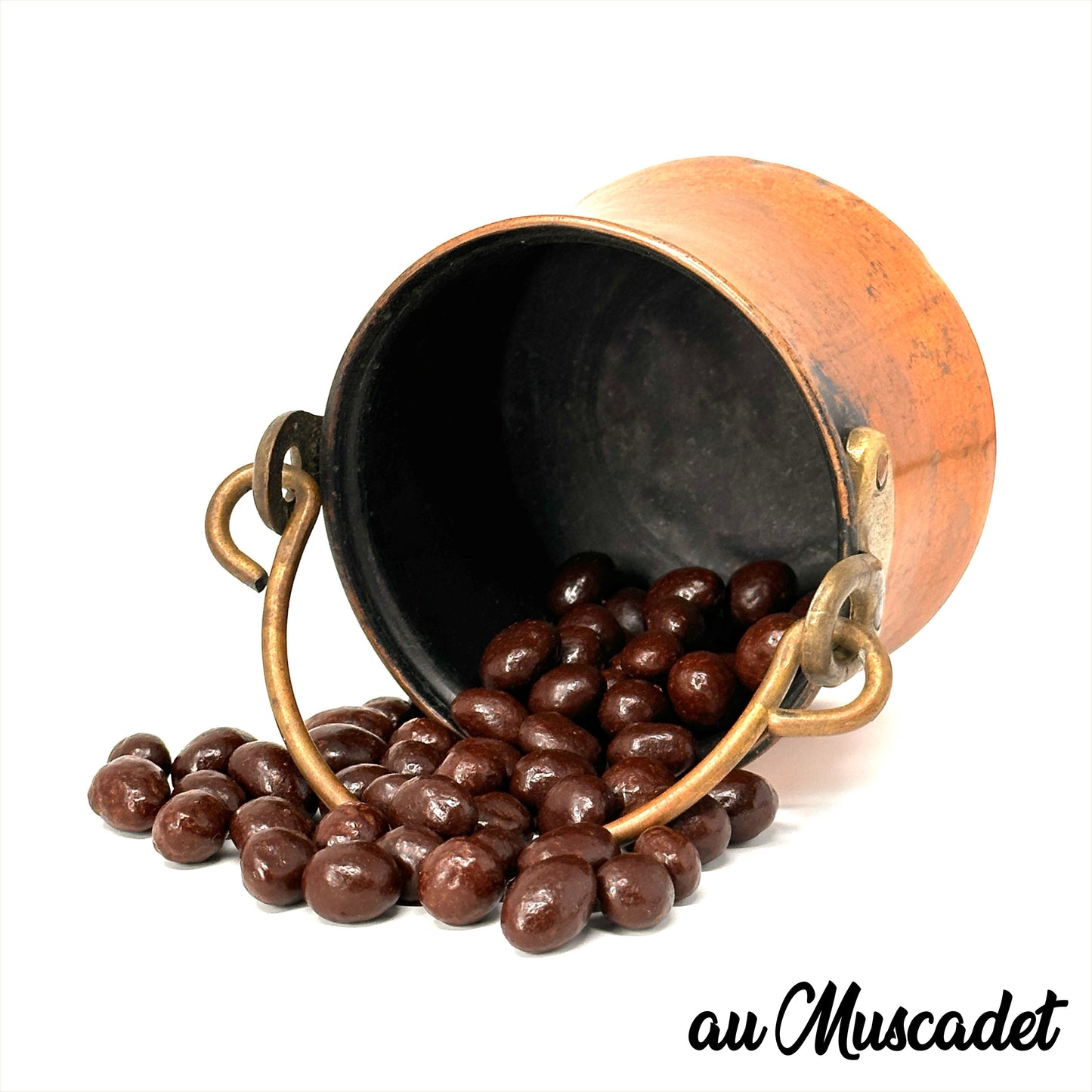 Raisin d'Or composé de raisins secs macérés dans du vin de Muscadet et enrobés de chocolat noir bio, confiserie artisanale fabriquée en France.