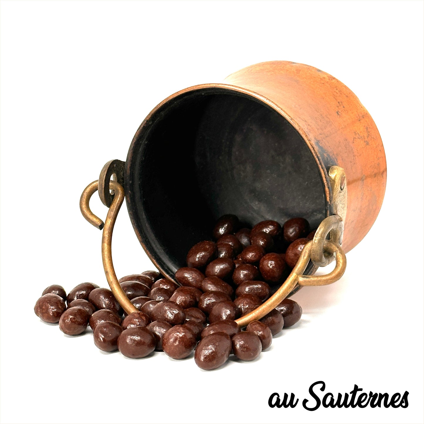Raisin d'Or composé de raisins secs macérés dans du vin de Sauternes et enrobés de chocolat noir bio, confiserie artisanale fabriquée en France.