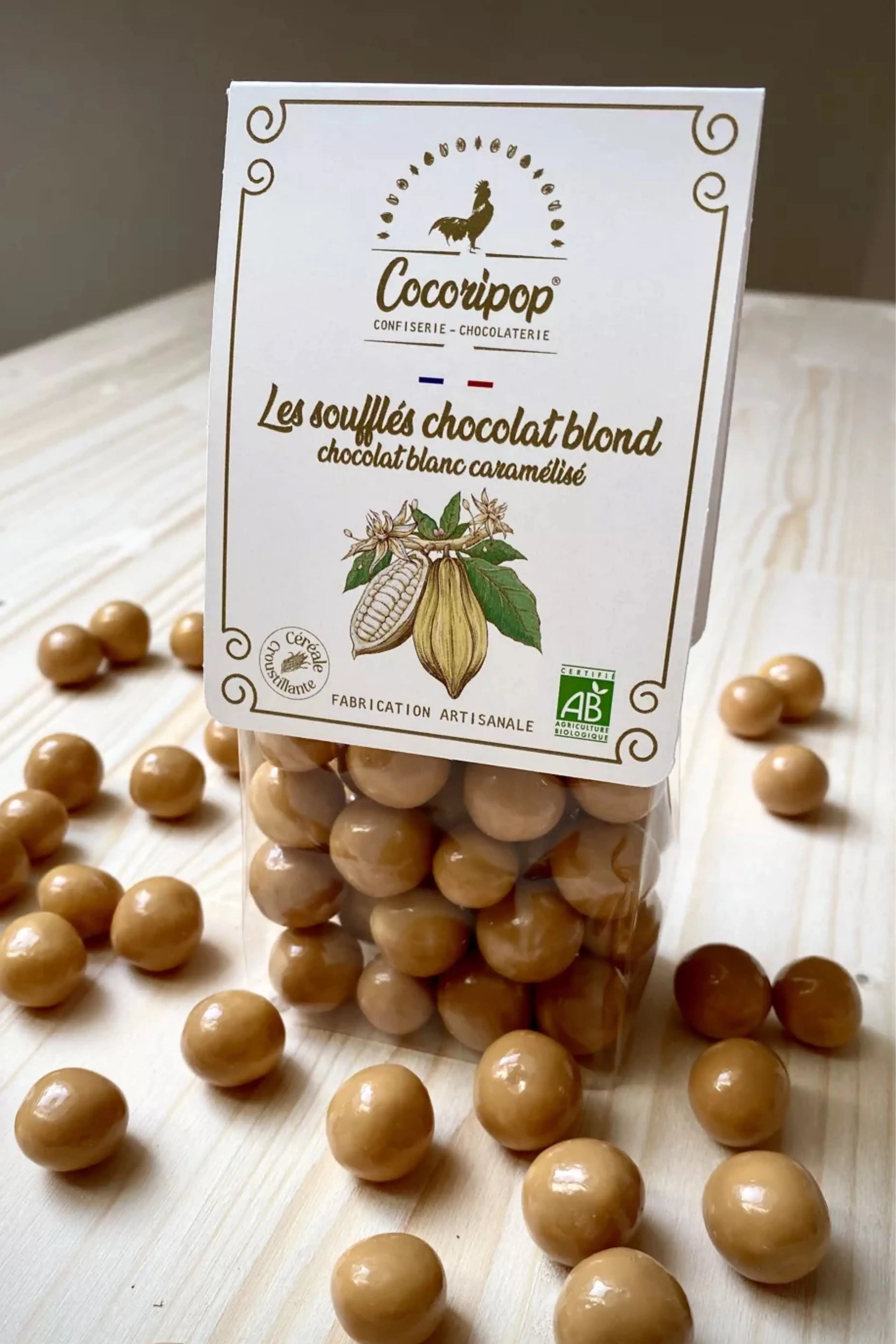 Billes de maïs soufflé bio recouvertes de chocolat blond caramélisé, croquantes et fondantes à la fois