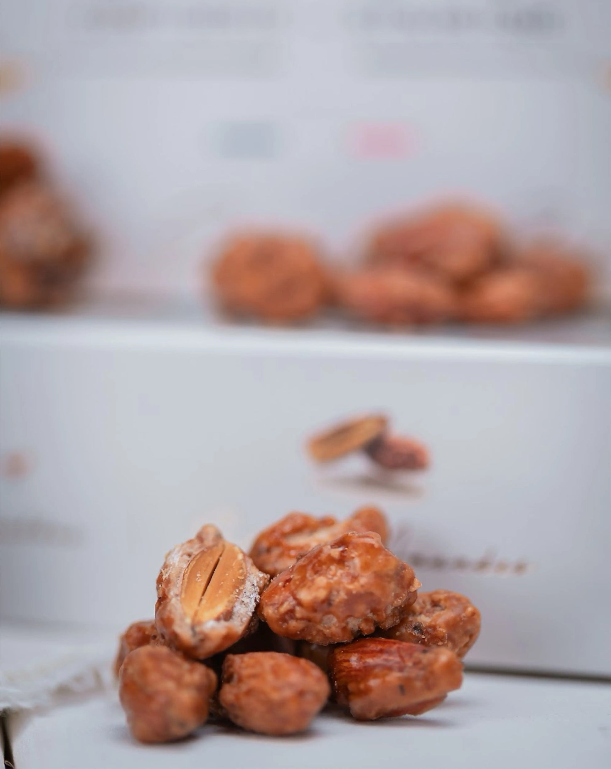 Praline amande, Amande torréfiée enrobée d’une fine couche de sucre caramélisé, un classique croquant et fondant. bio