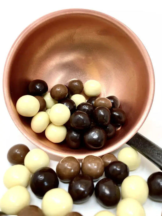 Billes de maïs croustillantes enrobées de chocolat blanc, lait et noir, en vrac bio