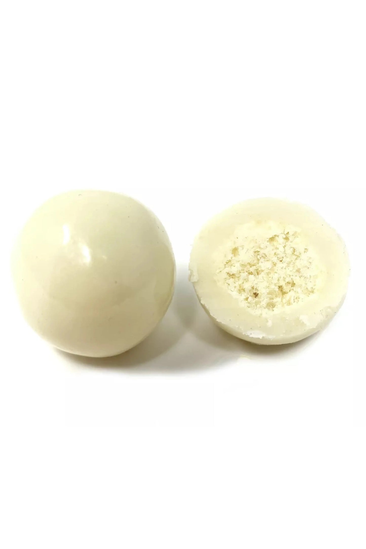 Boîte en métal blanche de Cocoripop contenant des soufflés trois chocolats bio