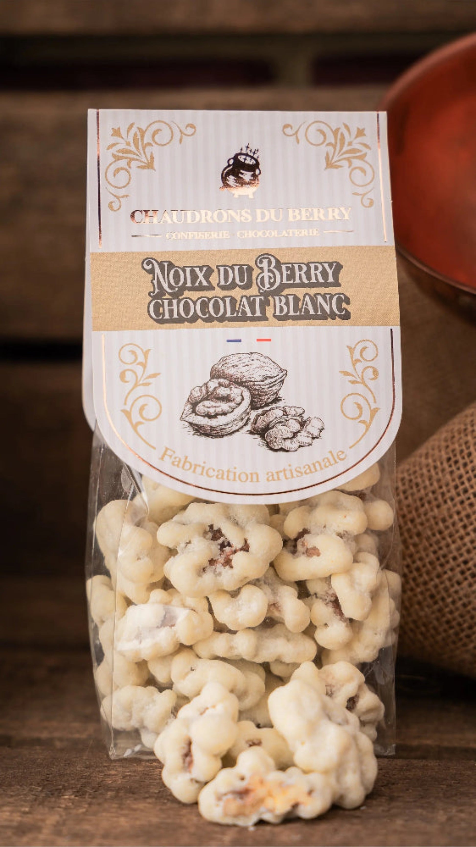 Bol de noix du Berry bio enrobees de chocolat blanc gourmand et raffine