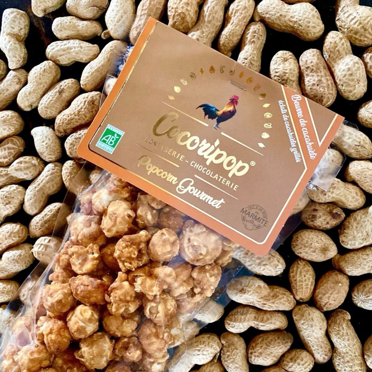 Détail des grains de popcorn caramélisés au beurre de cacahuète bio et fleur de sel