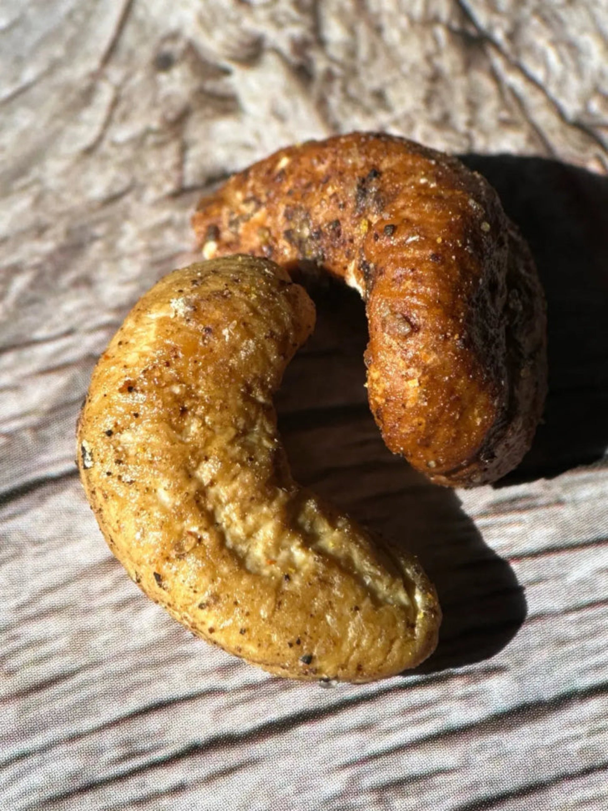 Gros plan sur noix de cajou bio grillees au poivre sauvage et miel