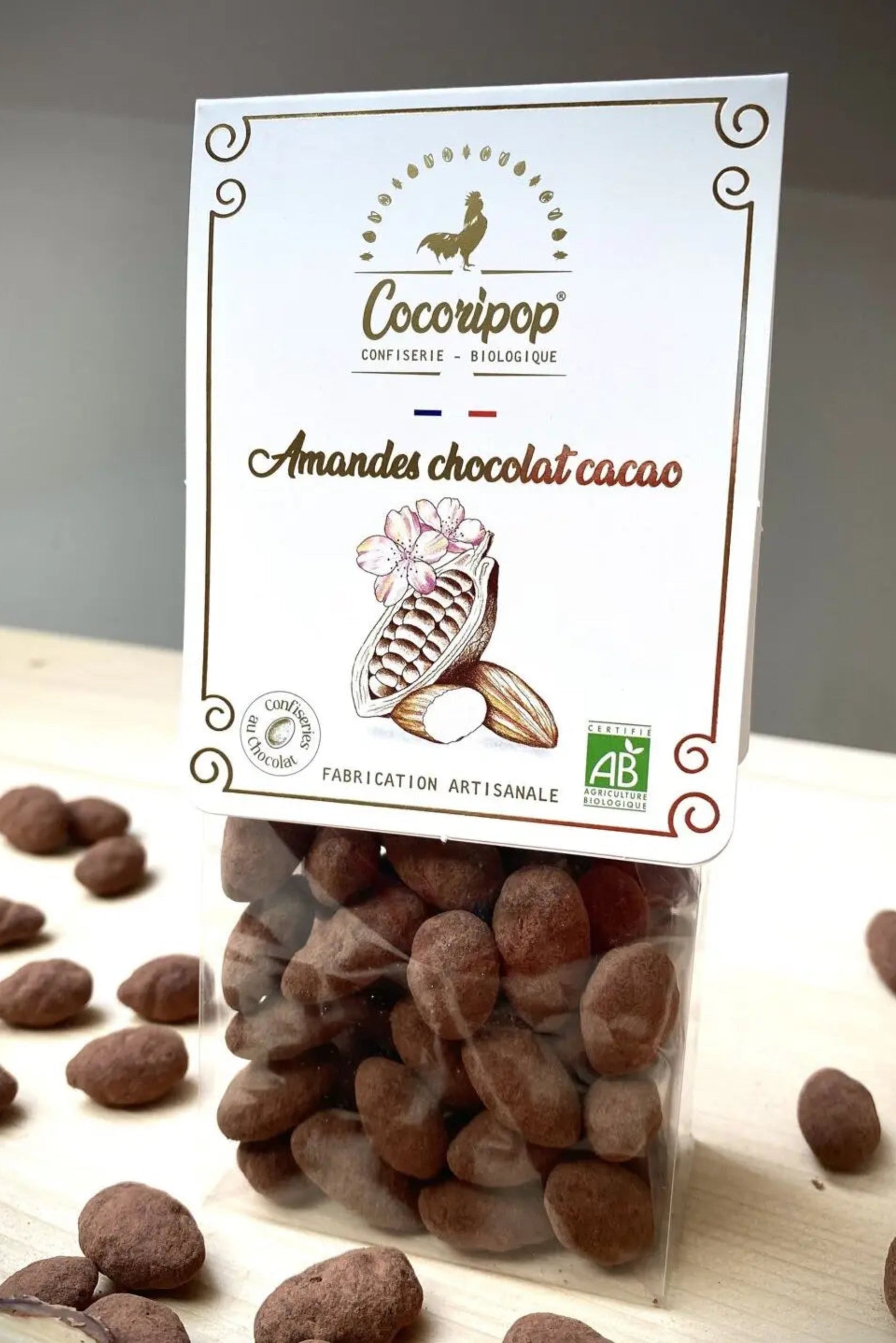 Amande torréfiée croquante enrobée de chocolat au lait bio et truffée de cacao – texture fondante et intense