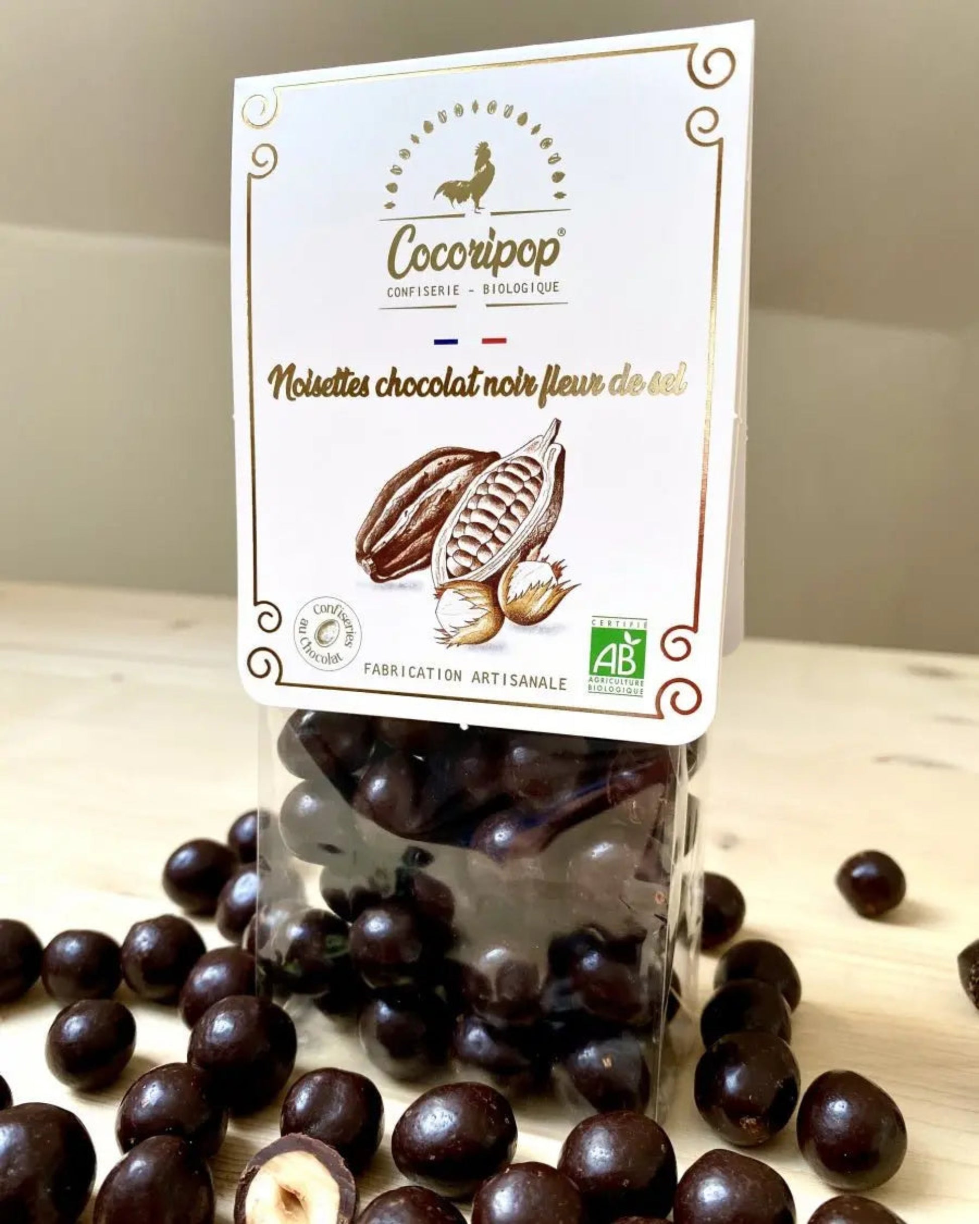 Noisette bio torréfiée caramélisée, enrobée de chocolat noir intense et relevée d’une pointe de sel