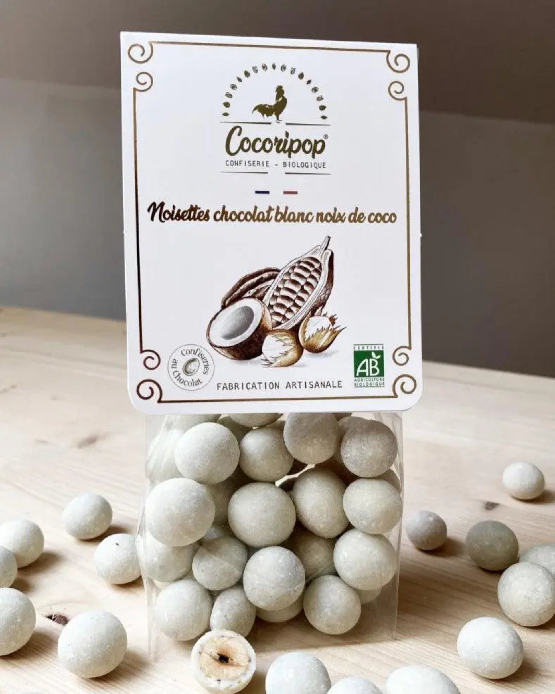 Noisette torréfiée bio au cœur croquant enrobée de chocolat blanc et noix de coco râpée