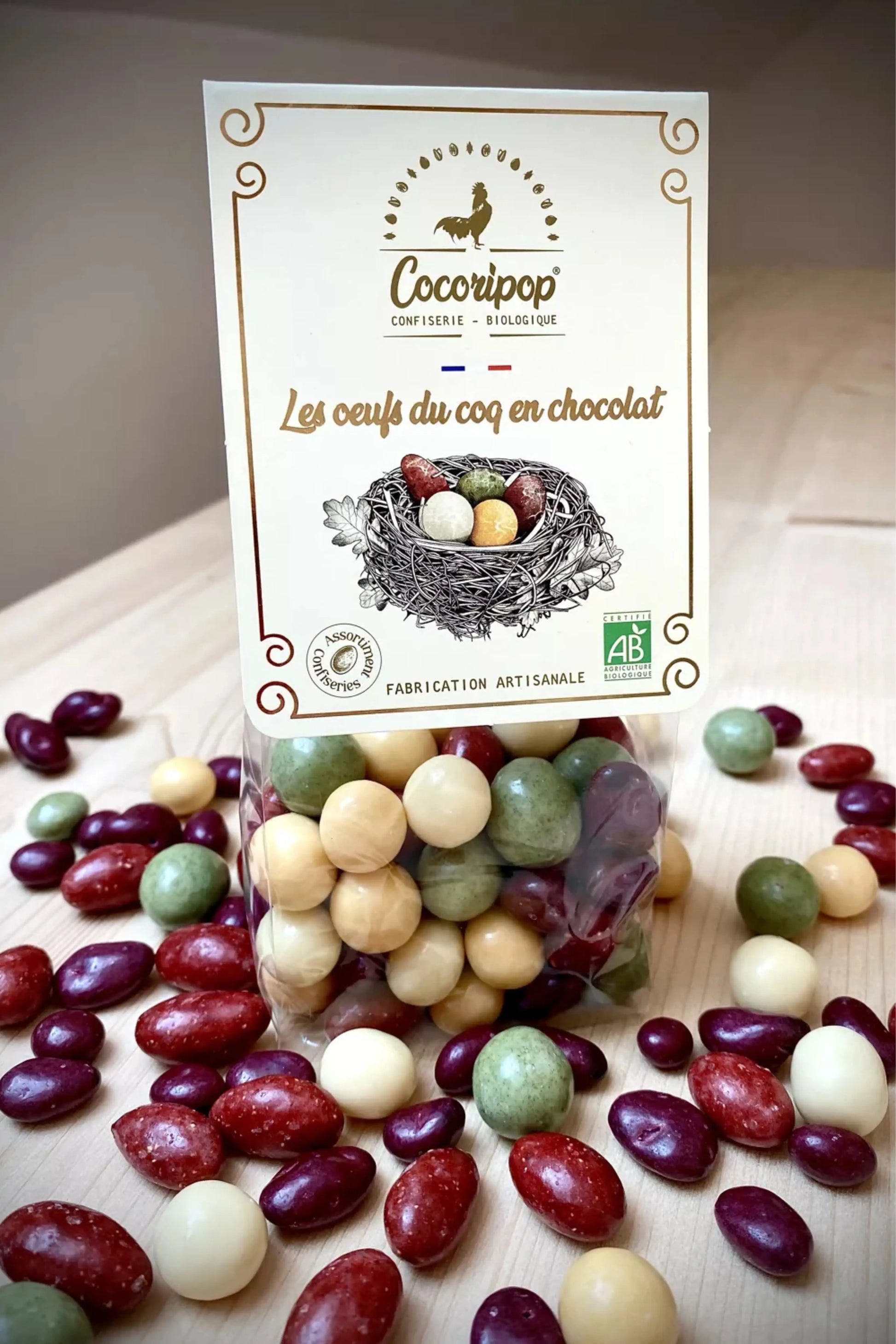 Vue intérieure des œufs du Coq : fruits secs et céréales croquantes enrobés de chocolat bio