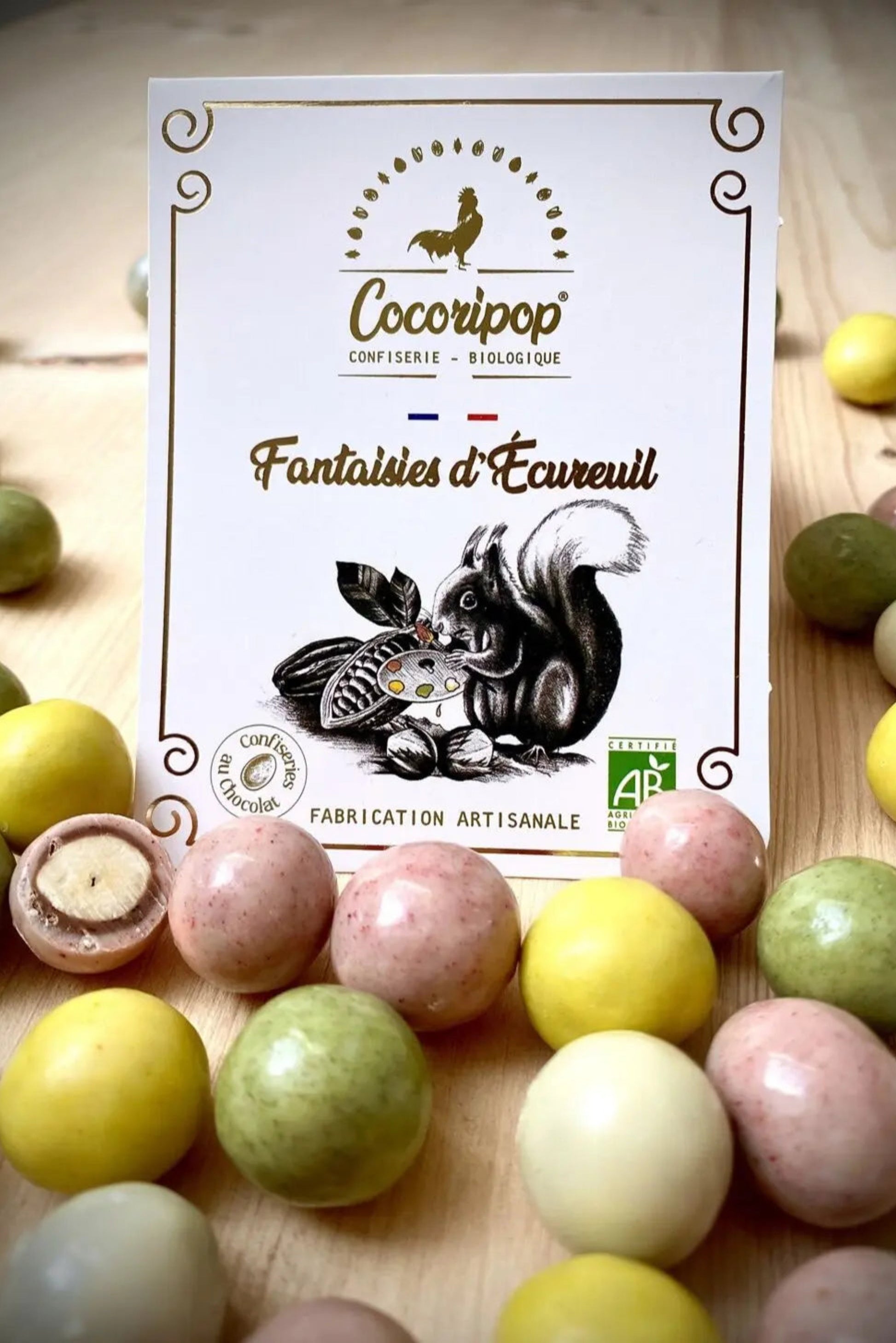 Noisettes torréfiées enrobées de chocolat bio avec couleurs végétales – cœur croquant et fondant