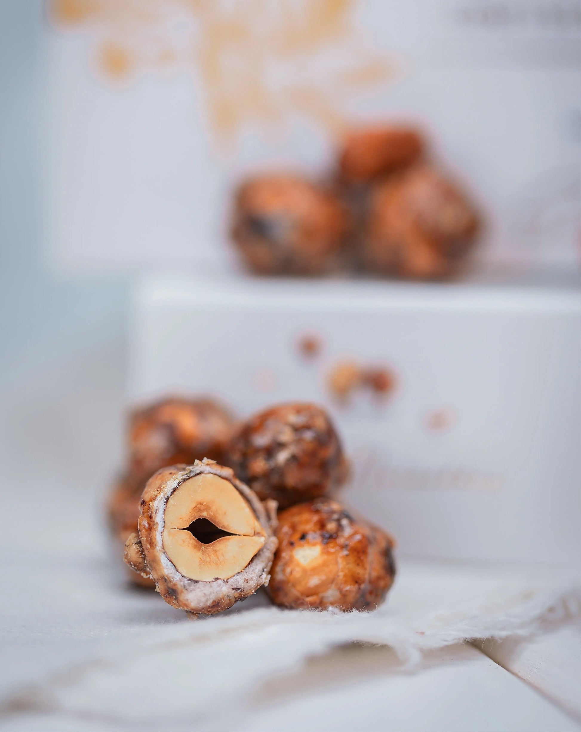 Praline noisette, Noisette croquante sublimée par un enrobage doré de caramel, un plaisir gourmand et raffiné. bio