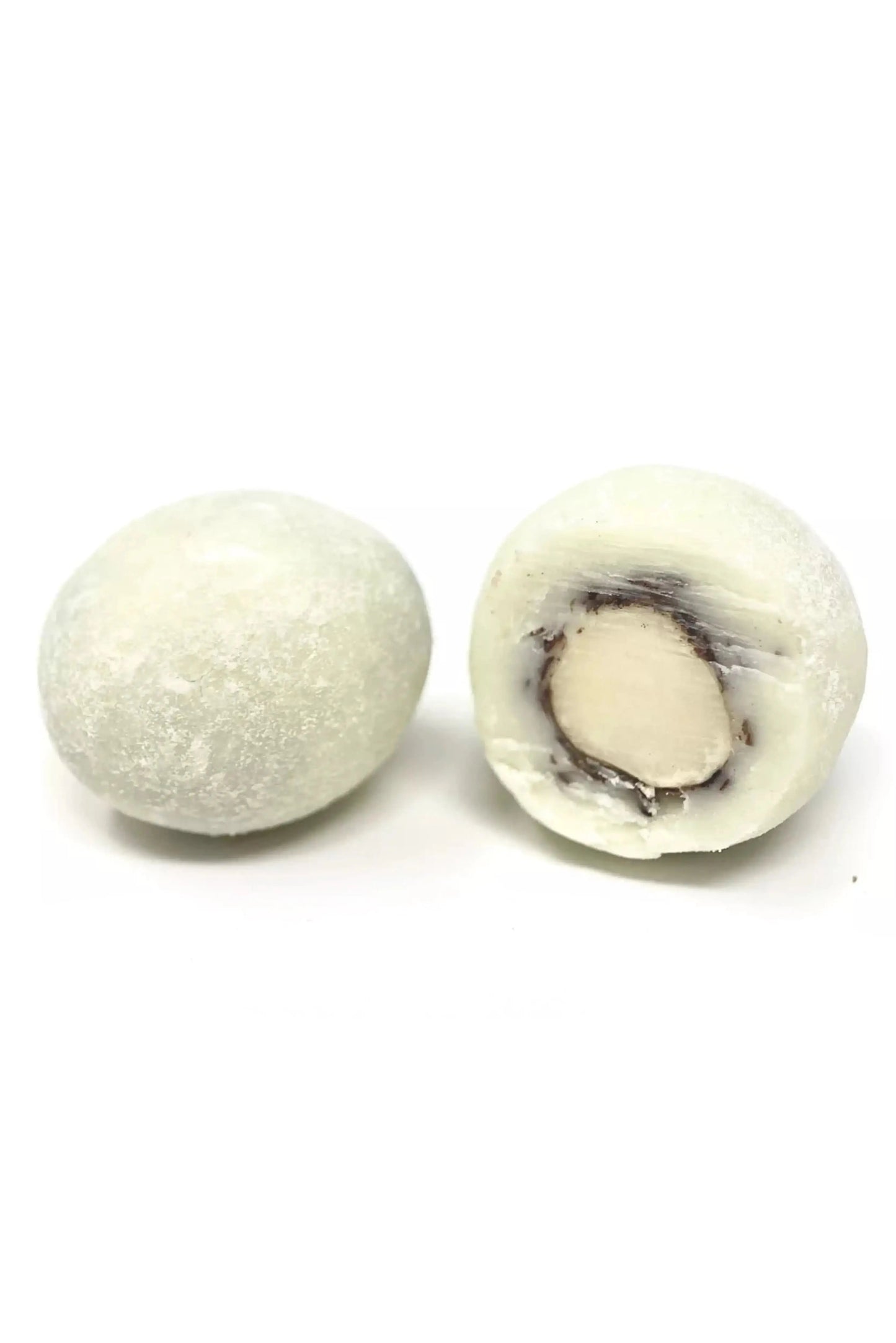 Coco râpée bio sur chocolat blanc fondant, enrobant une noisette artisanale à Brécy