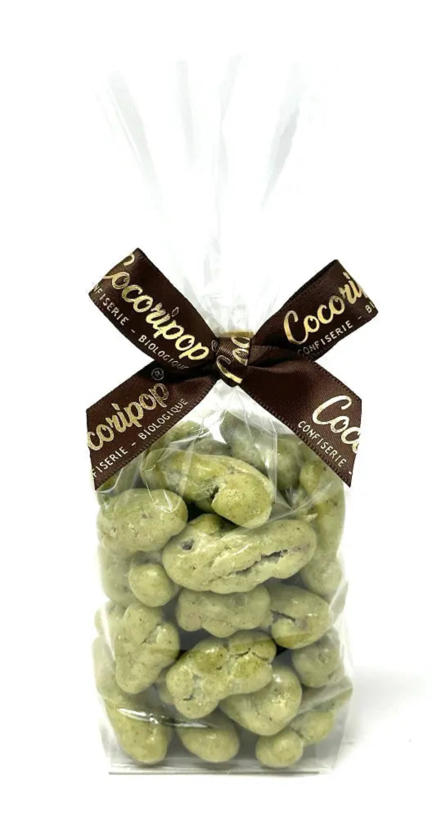 Noix de pécan bio enrobées de chocolat blanc et pâte de pistache artisanale, délicatement poudrées, présentées sur fond clair