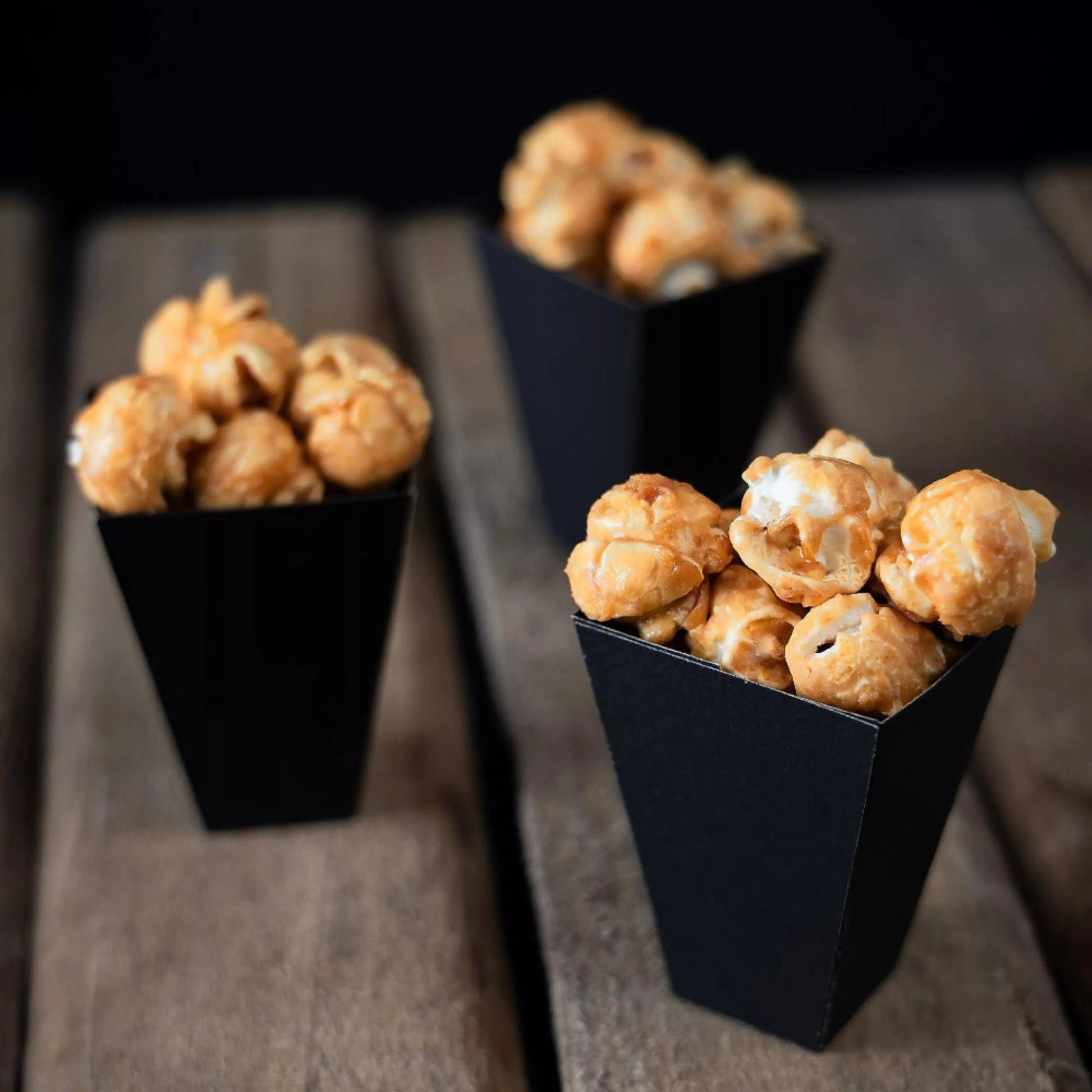 Popcorn bio français médaillé au Prix Épicure, enrobé de caramel doré et fleur de sel.