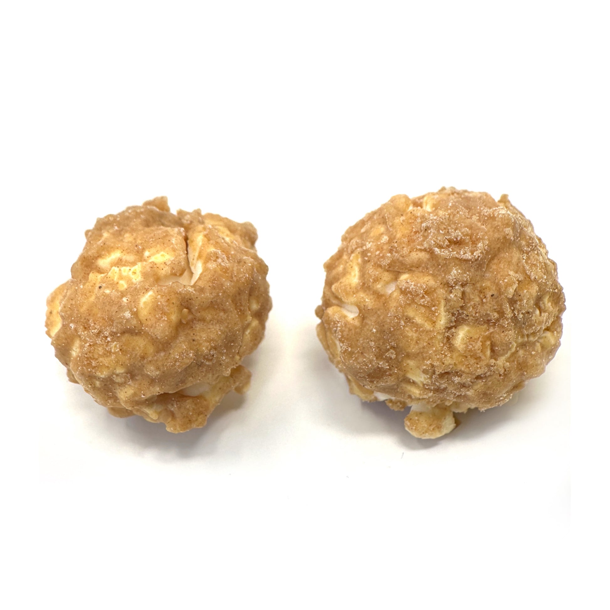 Gros plan sur le popcorn noix de coco bio Cocoripop, maïs soufflé à l’air chaud enrobé de coco râpée et caramel maison