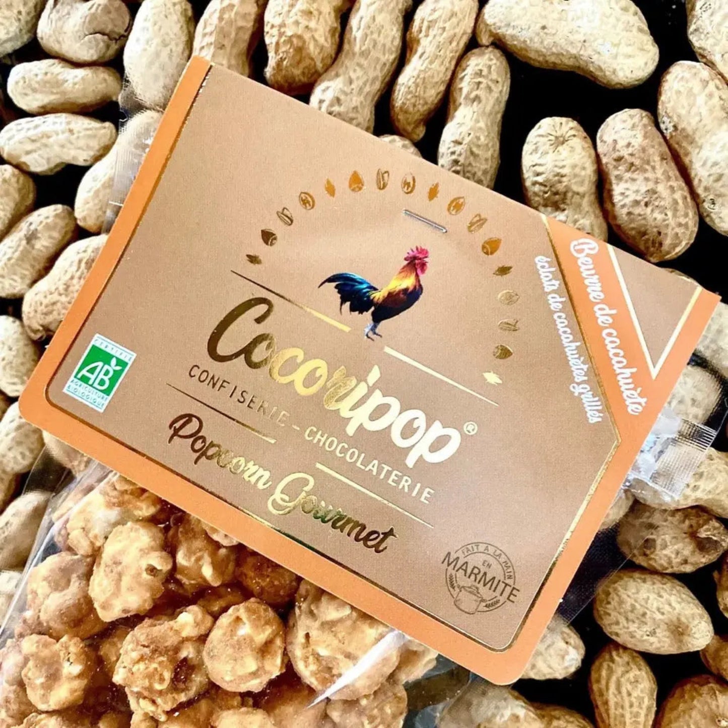 Gros plan d’un grain de popcorn bio au caramel et beurre de cacahuète fabriqué artisanalement à Brécy