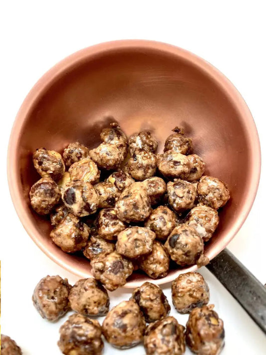 Pralines noisettes bio artisanales en vrac caramelisees dans un chaudron