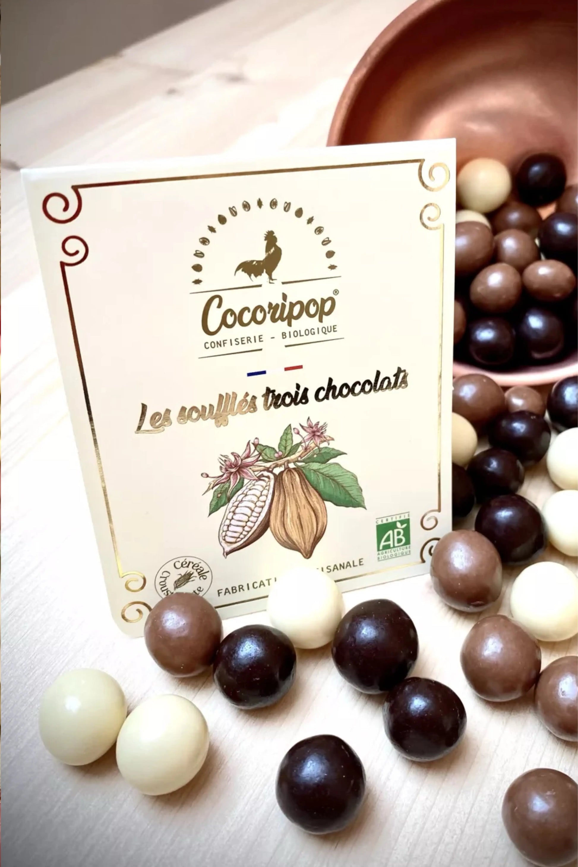 Soufflés Trois Chocolats : assortiment visuel et gustatif de chocolat noir intense, lait onctueux et blanc fondant