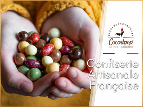 Artisan préparant des confiseries artisanales françaises dans l'atelier Cocoripop à Saint-Germain-du-Puy près de Bourges, avec des ingrédients bio et un savoir-faire traditionnel