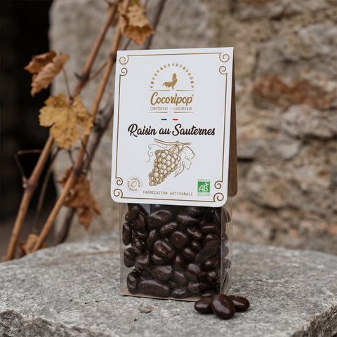 Raisins au Sauternes enrobés de chocolat noir bio – confiserie artisanale française Cocoripop près de Bourges, raisins secs macérés au vin blanc Sauternes, disponibles en vrac, sachet, boîte et grappe, spécialité gourmande haut de gamme.