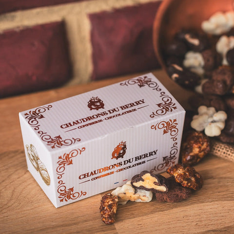 Ballotin Chaudron du Berry : noix croquantes, chocolat au lait onctueux et éclats de chocolat noir. Une bouchée raffinée, bio et terriblement gourmande !