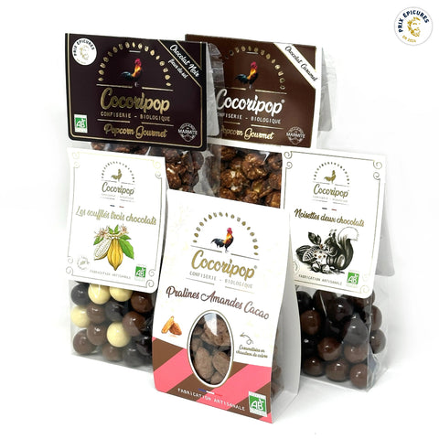 Pack 5 Sachets de Confiseries Bio – assortiment gourmand comprenant popcorn chocolat caramel, popcorn chocolat noir, soufflés trois chocolats, noisettes deux chocolats et pralines amandes cacao, présenté sur fond blanc. bio