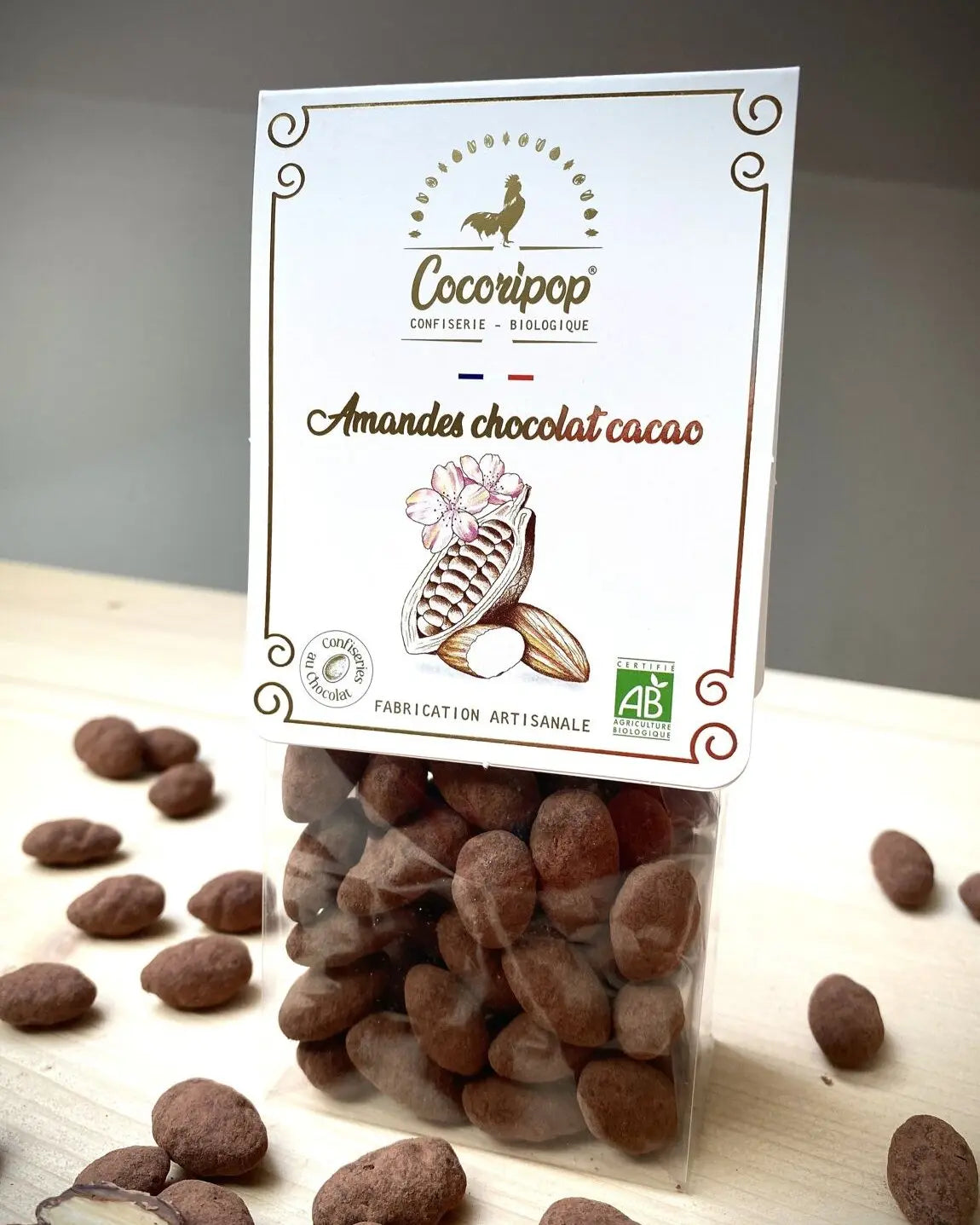Amandes Chocolat au lait, truffées cacao Bio – un mariage parfait entre le croquant des amandes, la douceur du chocolat au lait et l’intensité du cacao. Une mise en scène gourmande et élégante pour une dégustation savoureuse. bio