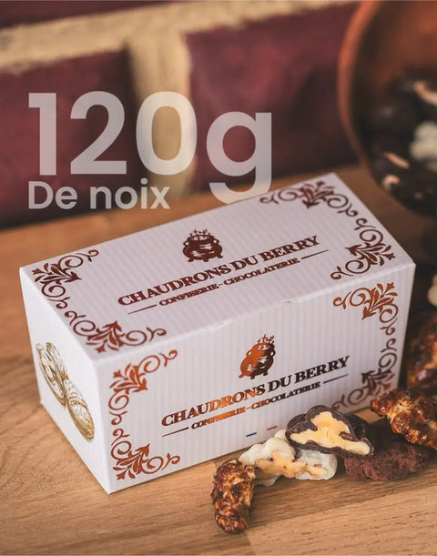 Ballotin assortiments noix chocolat au lait et noir - Chaudron du Berry  en 120g – un équilibre parfait entre le croquant des noix du Berry et l’onctuosité du chocolat au lait, rehaussé par la profondeur du chocolat noir. Une mise en scène gourmande et raffinée pour une dégustation savoureuse. bio