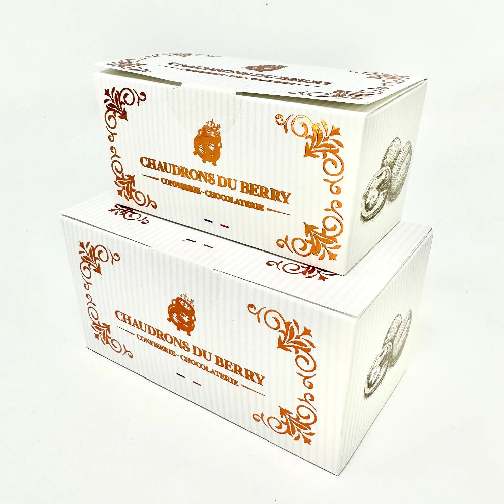 Ballotin assortiments noix chocolat au lait et noir - Chaudron du Berry en 60g – noix du Berry croquantes enrobées de chocolat au lait fondant et de chocolat noir intense, présentées dans un ballotin raffiné sur fond blanc. bio