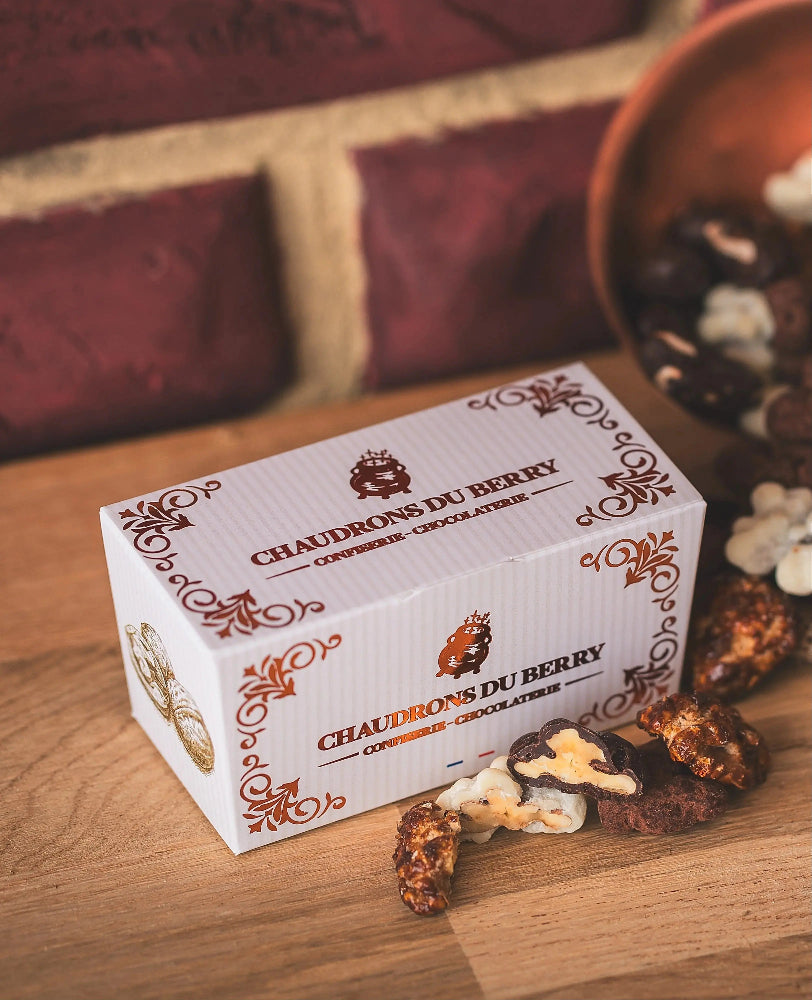 Ballotin assortiments noix chocolat au lait et noir - Chaudron du Berry  en 120g – une sélection raffinée de noix du Berry associées à la douceur du chocolat au lait et à l’intensité du chocolat noir, sublimée dans une mise en scène gourmande et élégante. bio