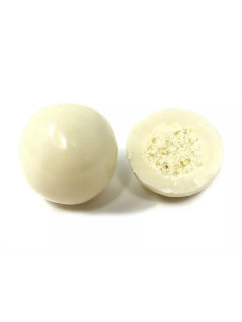 bille de mais soufflee bio enrobee de chocolat blanc fondant en gros plan