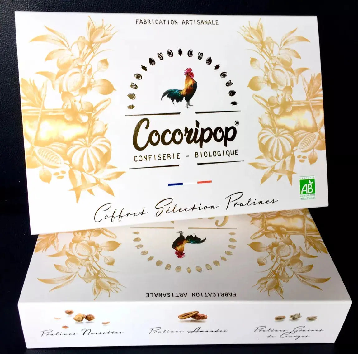 Coffret Sélection Pralines Bio – un assortiment gourmand de pralines bio caramélisées, préparées en chaudron de cuivre, idéal pour offrir ou savourer. Une mise en scène sophistiquée pour une expérience gustative authentique.