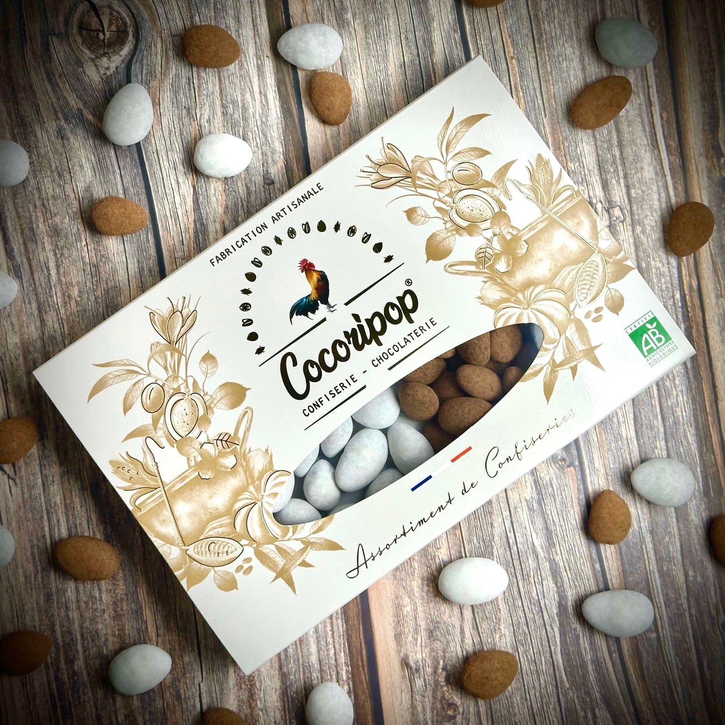 Coffret artisanal Cocoripop contenant des amandes drageifiees et truffees au chocolat bio, fabriquees en France