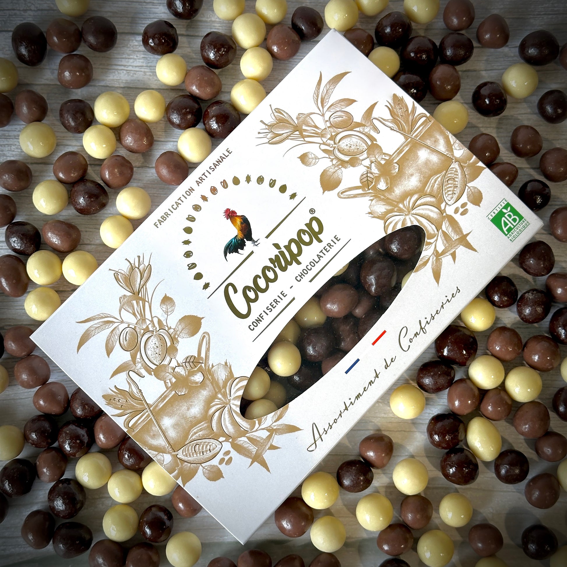 Noisettes bio enrobees de trois chocolats artisanaux, creation gourmande Cocoripop fabriquee en France