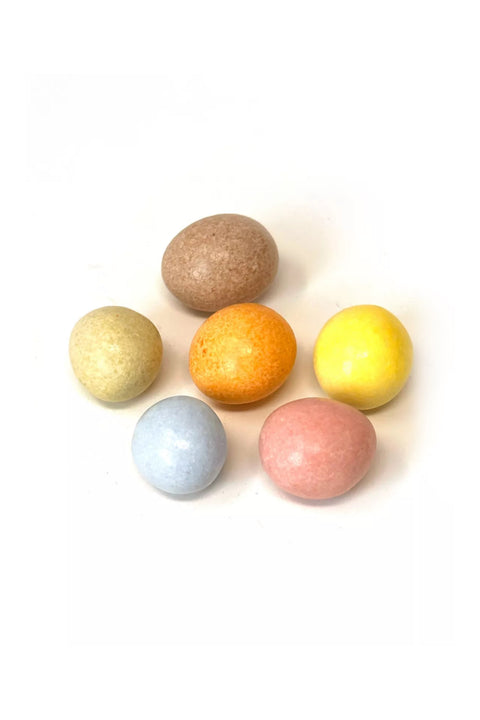 Cacahuetes croquantes recouvertes de chocolat noir et lait, drageifiees en six couleurs vegetales. Une confiserie bio, artisanale et moderne.