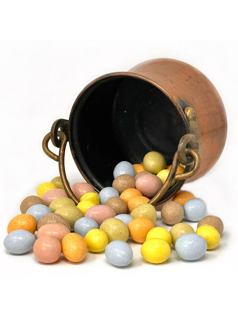 Présentation des Coq’n Choc, cacahuètes enrobées de chocolat bio dragéifiées avec des couleurs végétales.