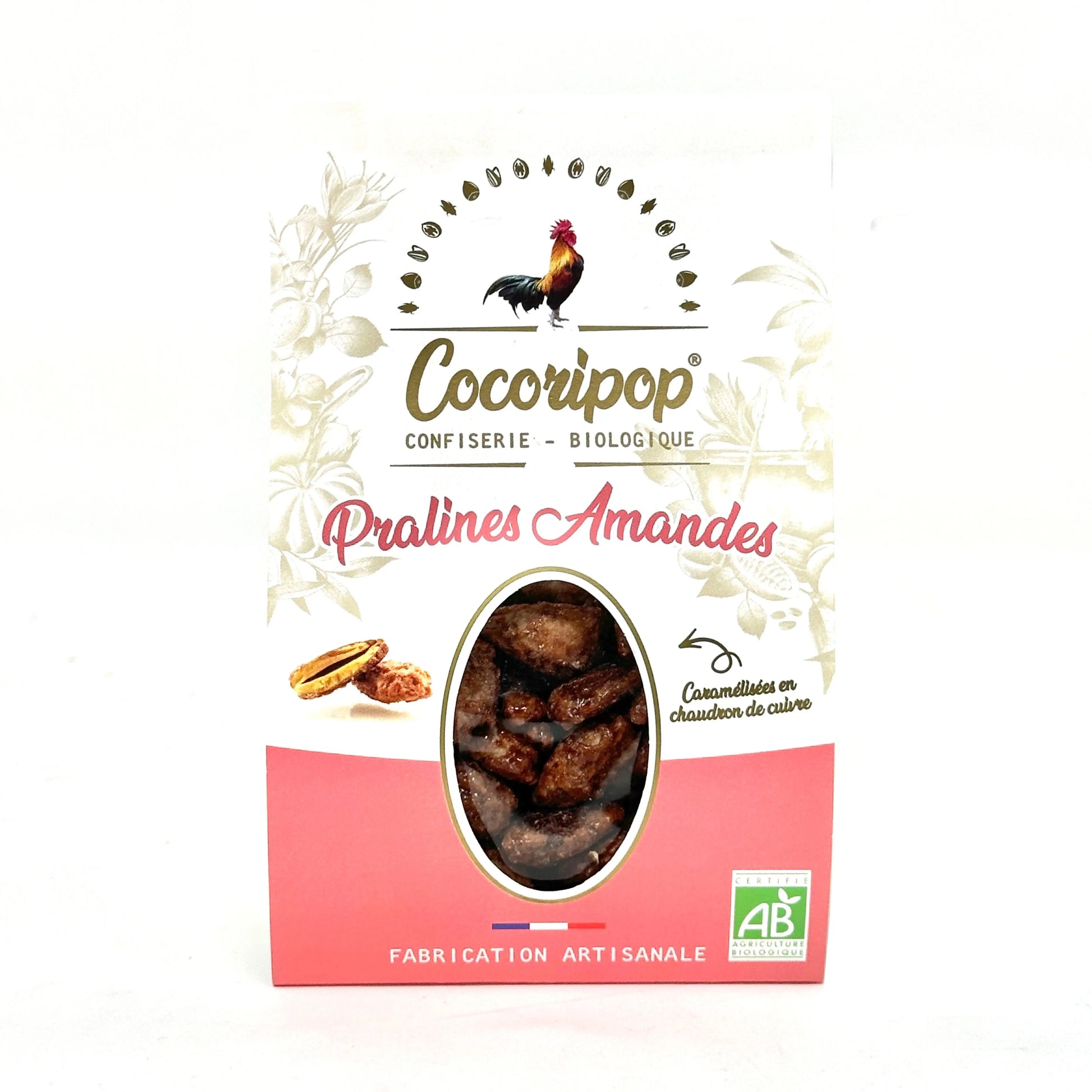 Pralines Amandes – amandes bio torréfiées et enrobées d’une fine coque de sucre caramélisé, confectionnées artisanalement en chaudron de cuivre, présentées sur fond blanc. bio