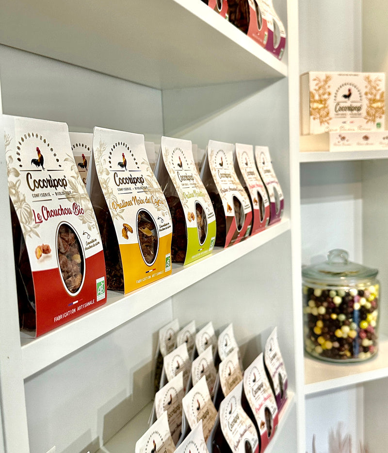 Sachets de pralines et de confiseries Cocoripop présentés sur les étagères de la boutique