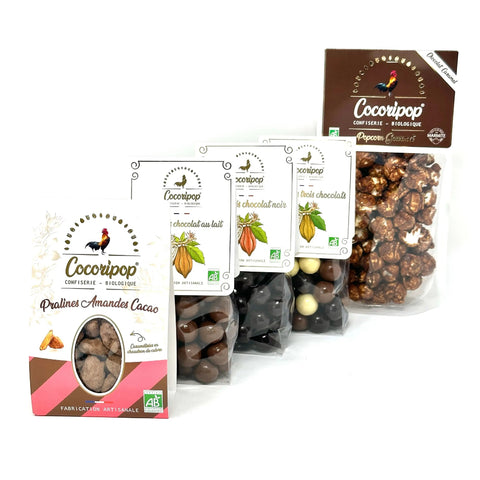 Le Pack tout choco Bio !– assortiment gourmand de confiseries au chocolat incluant popcorn chocolat caramel, soufflés chocolat noir, lait et trois chocolats, ainsi que pralines amandes cacao, présenté sur fond blanc. bio