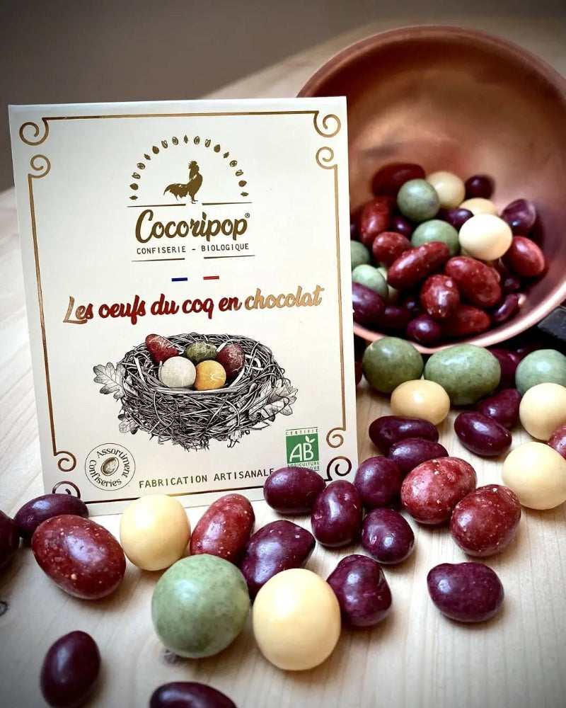 Les Oeufs du Coq en Chocolat Bio – une découverte gustative unique avec des confiseries colorées et naturelles, mariant croquant et fondant, chocolat et fruits. Une mise en scène raffinée pour une expérience gourmande et originale. bio